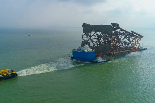 Moving and transporting the supports of oil platform.