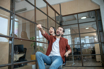 Obraz na płótnie Canvas Young couple having fun in the office corridor