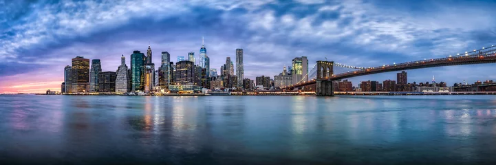 Abwaschbare Fototapete Skyline von Manhattan mit Brooklyn Bridge © eyetronic