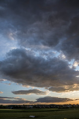 Obraz na płótnie Canvas Dichte Wolken über dem abendlichen Land