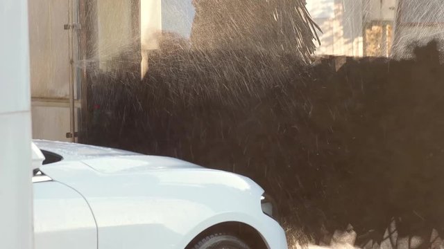 autolavaggio pulizia auto in 4k