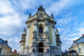 Obraz premium The sculptures of the saints on the facade of the church