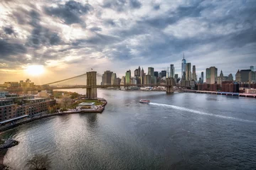 Fototapeten Brooklyn Bridge und die Skyline von Manhattan bei Sonnenuntergang © eyetronic