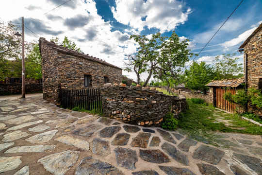 Calle peatonal de pizarra en El Espinar. Guadalajara. Espa&ntilde;a. Europa.