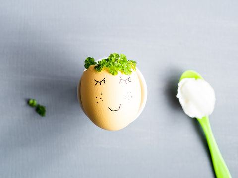 Draufsicht von einem weichgekochten Eei miteinem aufgemalten Gesicht. Fr&uuml;hst&uuml;ck, Humor. Humor