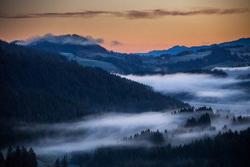 Morgennebel im Tal - Die Zentraschweiz bei Sonnenaufgang