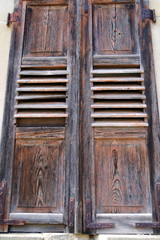 Alter Fensterladen mit Lüftungsschlitzen und schöner Holzmaserung