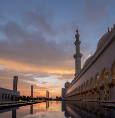 Sheikh Zayed Grand Mosque at dusk (Abu-Dhabi, UAE)