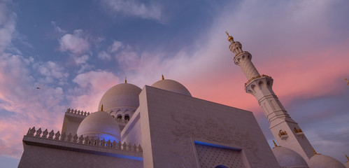 Sheikh Zayed Grand Mosque at dusk (Abu-Dhabi, UAE)