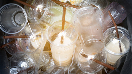 Fototapeta na wymiar Many plastic cups in the trash that people throw away