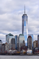 Obraz premium Widok na panoramę Manhattanu z nabrzeża rzeki Hudson.