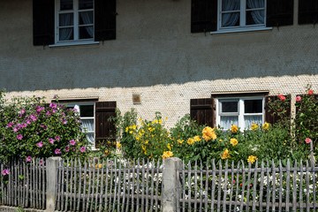 Wohnhaus mit Blumen im Vorgarten in Oberstdorf © Eberhard Spaeth