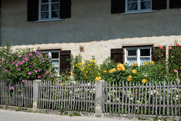 Wohnhaus mit Blumen im Vorgarten in Oberstdorf © Eberhard Spaeth