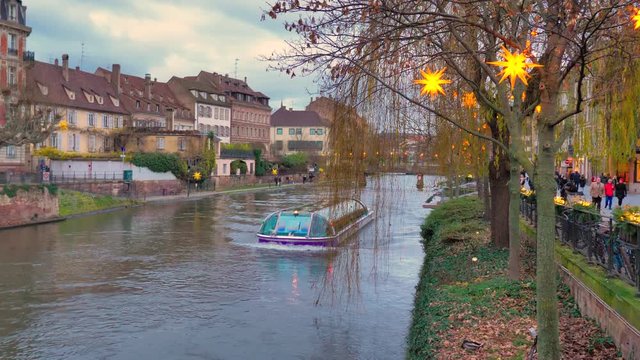 Barco panor&aacute;mico de Estrasburgo al atardecer navegando por canal en navidad