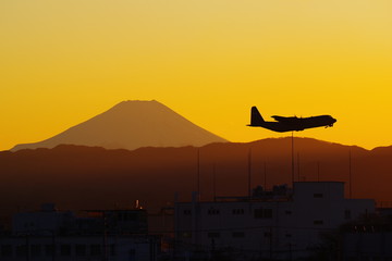 夕暮の富士山とC-130ハーキュリーズ