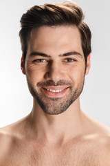 Obraz premium Photo of pleased half-naked man smiling and looking at camera