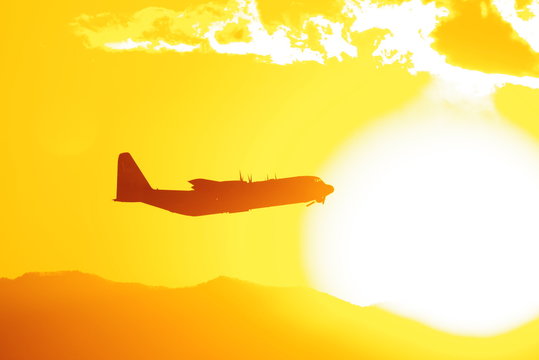 太陽とC-130ハーキュリーズ