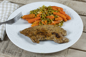 tranche de foie de veau et petits pois et carottes