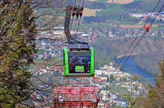 Die Seilbahn auf den Grünberg bei Gmunden im Salzkammergut (Gmunden, Oberösterreich, Österreich) - The cable car to the Grünberg near Gmunden in the Salzkammergut (Gmunden, Upper Austria, Austria)