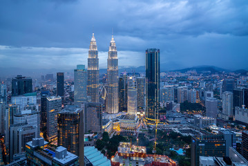 Obraz premium Aerial view of cloudy sunset blue hour at Kuala Lumpur city skyline