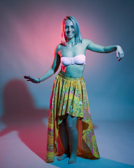 Obraz na płótnie Canvas Blonde dancer in bellydance outfit