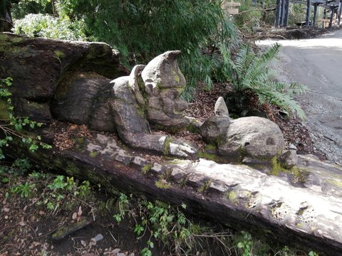Nomo y conejo de madera, esculpido en arbol