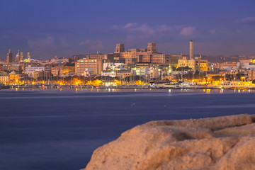 Obraz premium Coastline of Malta and the architecture of Sliema at dawn
