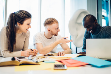 Obraz premium Happy multiracial executives working together at table