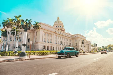 Photo sur Aluminium Havana Vintage American retro car ride sur une route goudronnée devant le Capitole dans la vieille Havane. Cabriolet de taxi touristique.