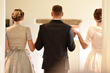 Hochzeit im Trachtengewand von hinten - Wedding in traditional costume from behind