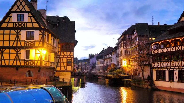 Barco panor&aacute;mico navega al atardecer de canal de Estrasburgo en navidad