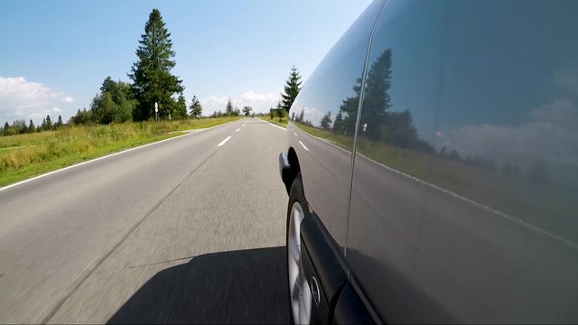 Jazda samochodem drogą po Polskich wsiach