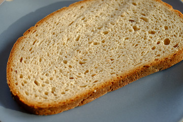 Eine Brotscheibe auf einem Frühstücksteller