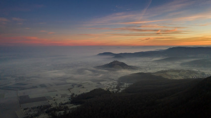 Fototapeta na wymiar Morgennebel im Tal - Sonnenaufgang