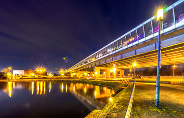Fototapeta na wymiar Innenhafen duisburg - bridge at night