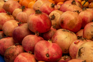 Fototapeta na wymiar fresh pomegranates in the market