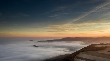 Sonnenaufgang und Nebel im Tal