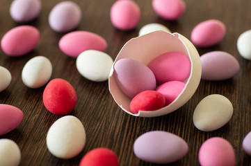 Obraz premium Flat Lay of multi-color Easter Eggs Pattern on wooden background. Easter background or easter concept