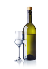 ein Glas und eine Flasche mit Grappa