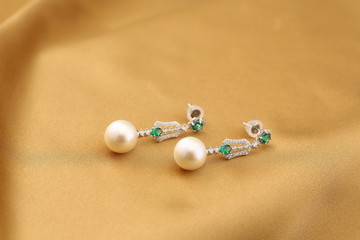 Platinum Pearl Earrings inlaid with diamonds and gold