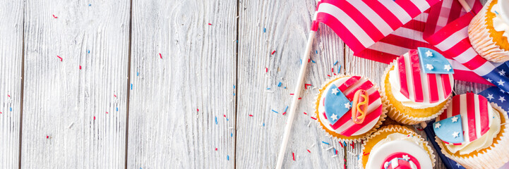 Obraz premium Independence Day July 4 congratulations background. Veterans Day. American Constitution holiday. USA American tradition greeting card. Patriotic home cupcakes with americas symbols decor