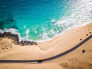 Fototapete Atlantikstraße Direkt über der Busstraße und dem Strand von Corralejo Sanddünen, Fuerteventura, Kanaren
