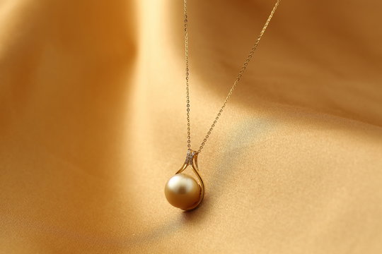 Platinum pearl pendant inlaid with diamonds and gold