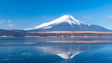 Fototapeta na wymiar 冬　山中湖　富士山　反射