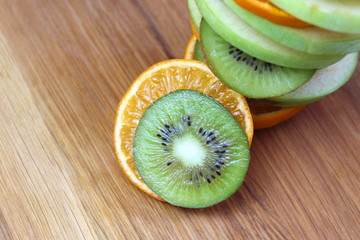 Sliced orange and kiwi laid out in a tower