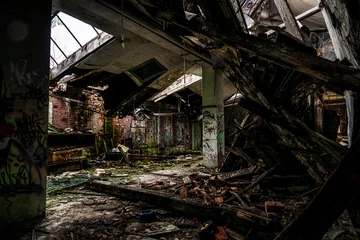 Foto op Plexiglas verlaten fabrieksgebouw © coffeinlix 