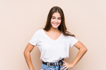 Obraz premium Young caucasian woman posing isolated confident keeping hands on hips.