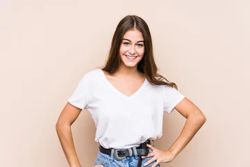 Fototapeten Friseursalon Young caucasian woman posing isolated confident keeping hands on hips.  © Asier
