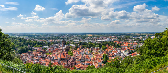 Panorama über die Stadt Weinheim, Deutschland 