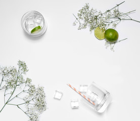 Sommerparty mit Glas und Limette